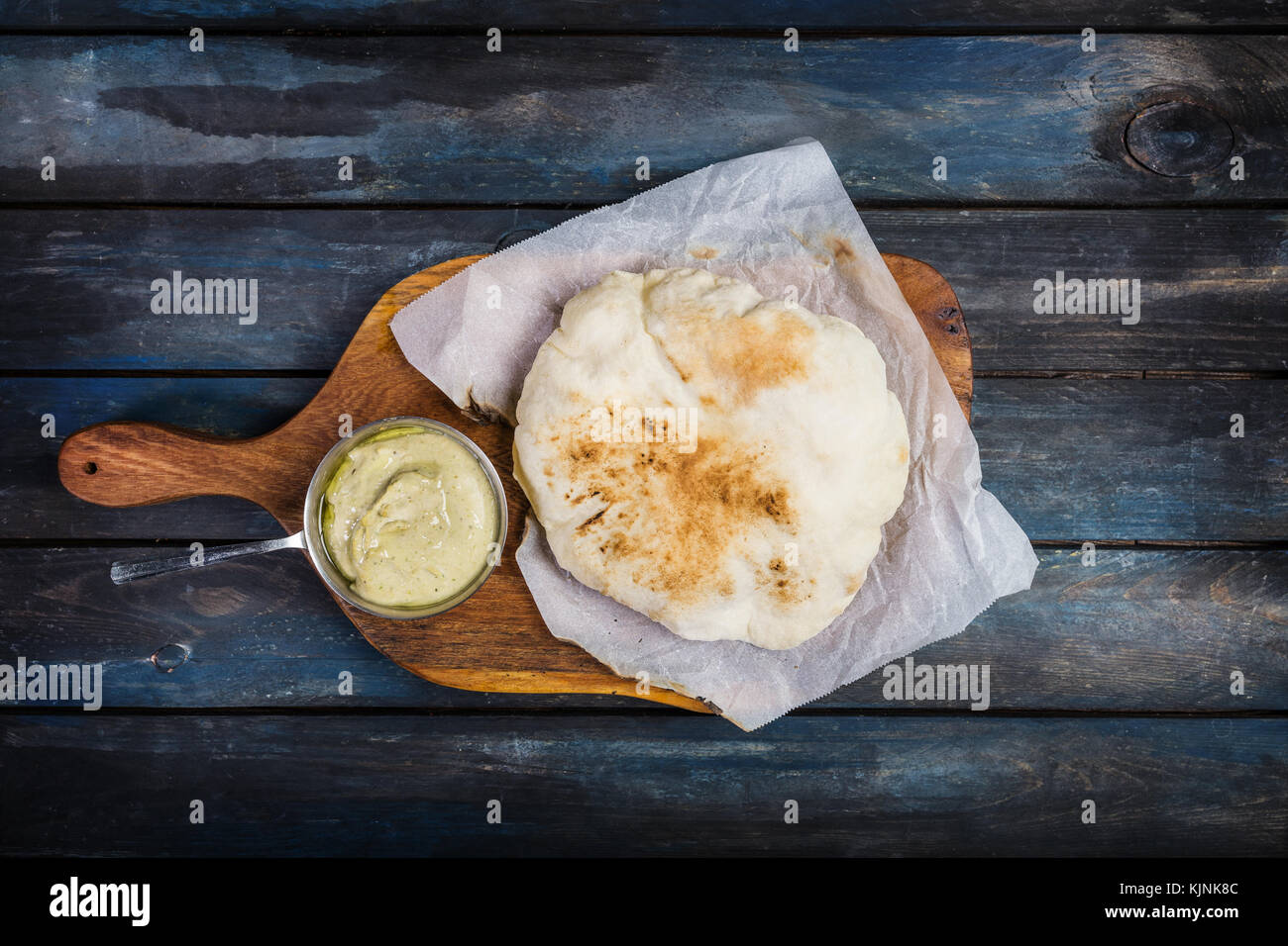 Tradizionale medio oriente antipasto hummus servita con prodotti freschi pane pita. su una tavola di legno. vista superiore Foto Stock