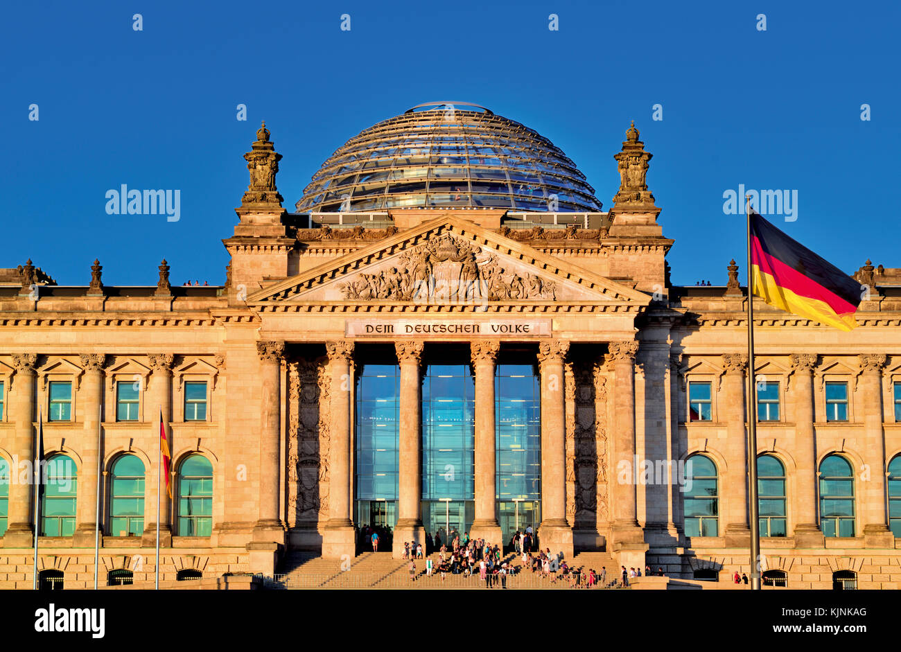 Vista frontale dell'edificio del Parlamento tedesco a Berlino con bandiera Foto Stock