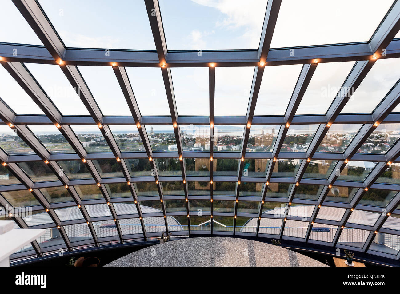 Reykjavic, Islanda - 7 settembre 2017: vista della città di Reykjavik dalla cupola di vetro sulla piattaforma di osservazione del museo perlan in serata. Il museo perlan di w Foto Stock