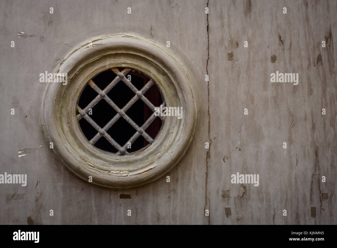 Close up di un ferro battuto occhio magico su un medievale porta di legno. Formato orizzontale. Foto Stock
