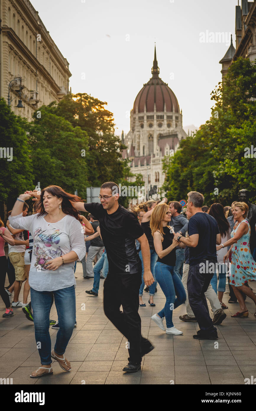 La gente ballare in strada durante un food festival a Budapest (Ungheria). Giugno 2017. Foto Stock
