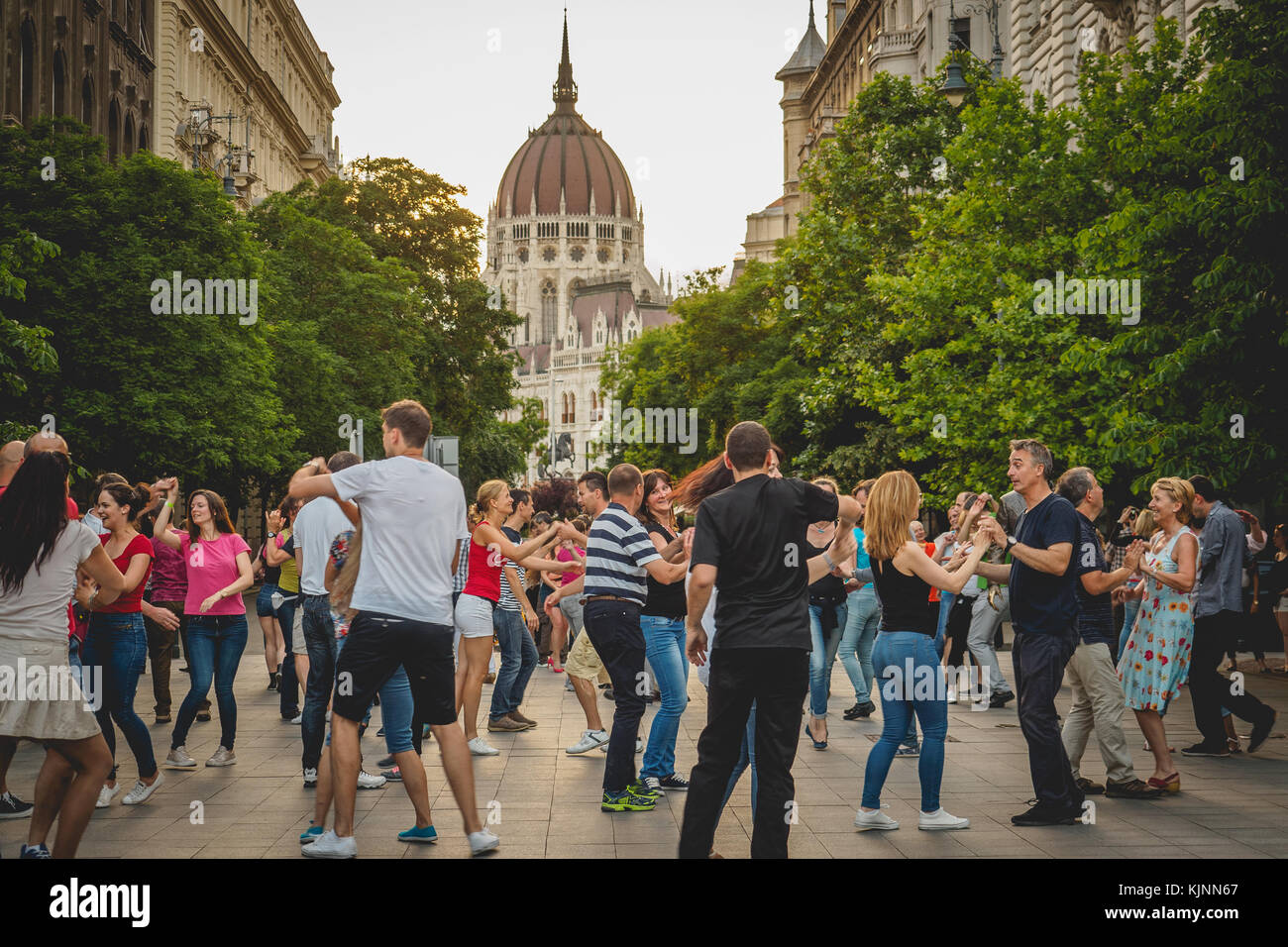 La gente ballare in strada durante un food festival a Budapest (Ungheria). Giugno 2017. Foto Stock