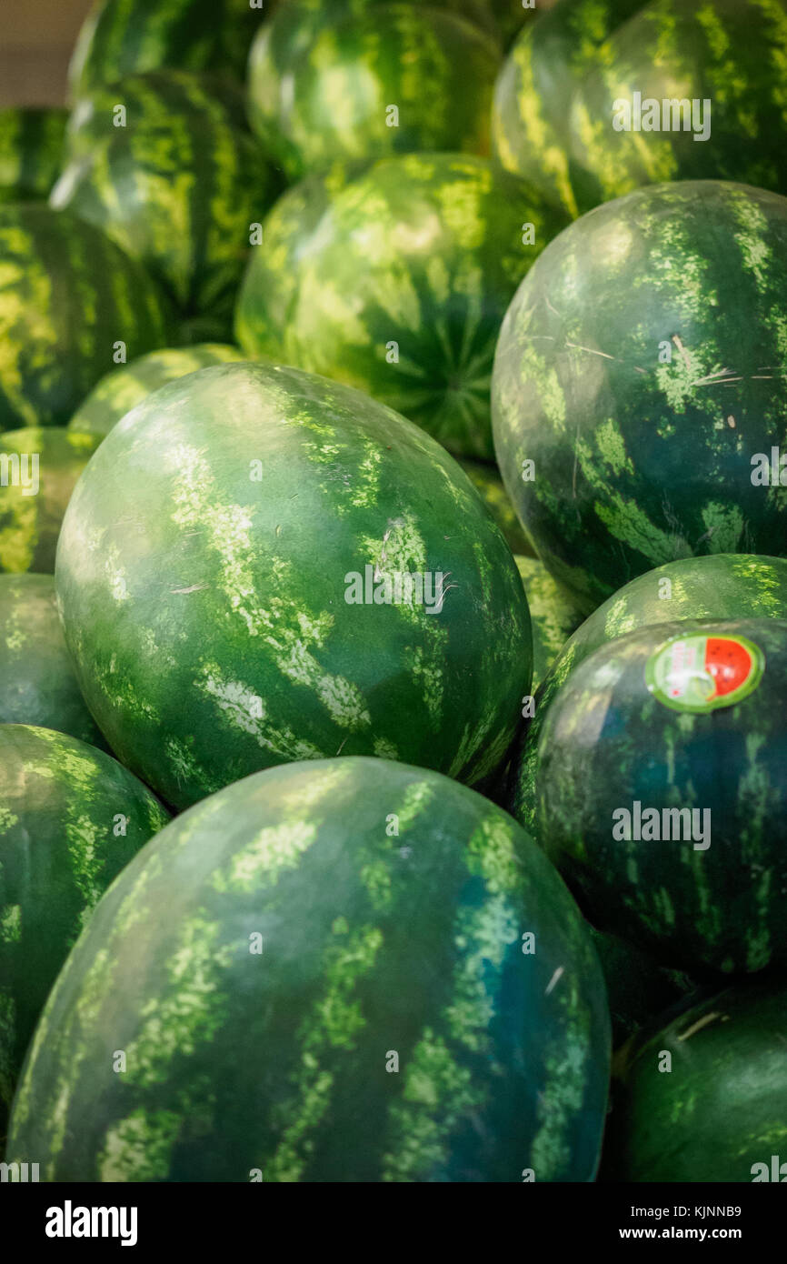 Angurie in vendita in un mercato alimentare. Formato verticale. Foto Stock