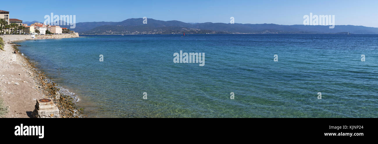 Corsica: skyline di Ajaccio, famosa città sulla costa occidentale della Corsica del sud e il lungomare con vista sul mar Mediterraneo e sulla spiaggia urbana Foto Stock