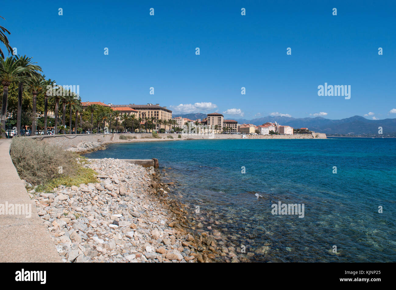 Corsica: skyline di Ajaccio, famosa città sulla costa occidentale della Corsica del sud e il lungomare con vista sul mar Mediterraneo e sulla spiaggia urbana Foto Stock