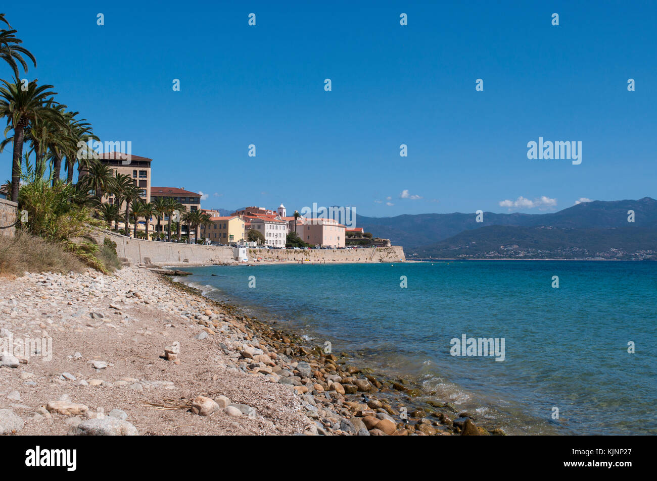 Corsica: skyline di Ajaccio, famosa città sulla costa occidentale della Corsica del sud e il lungomare con vista sul mar Mediterraneo e sulla spiaggia urbana Foto Stock