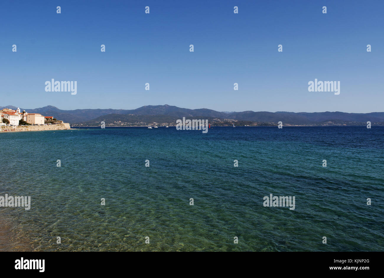 Corsica: skyline di Ajaccio, famosa città sulla costa occidentale della Corsica del sud e il lungomare con vista sul mar Mediterraneo e sulla spiaggia urbana Foto Stock