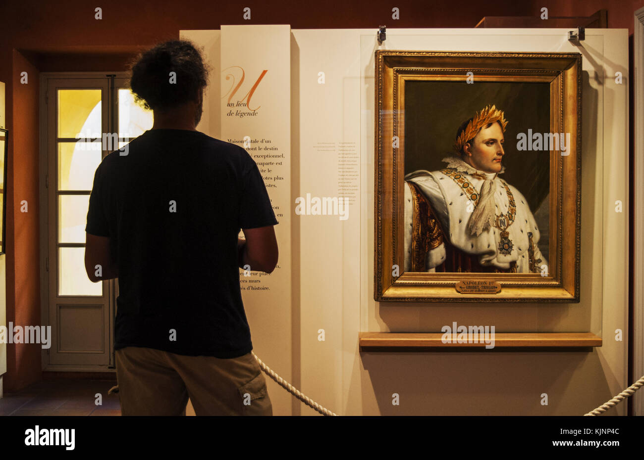 Corsica: un uomo che guarda il ritratto di Napoleone dal pittore francese anne-louis girodet de roussy-trioson nella Maison Bonaparte, museo nazionale Foto Stock