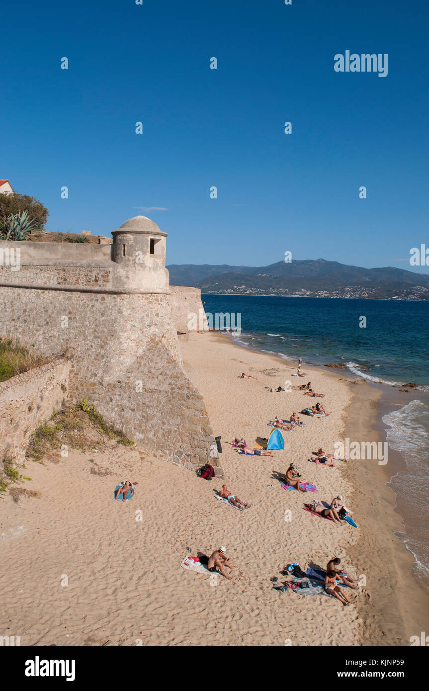 Ajaccio Corsica: antiche mura del XV secolo cittadella, fortezza militare e carcere durante la II guerra mondiale, il mar mediterraneo e la spiaggia urbana Foto Stock