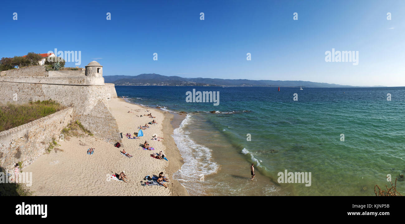 Ajaccio Corsica: antiche mura del XV secolo cittadella, fortezza militare e carcere durante la II guerra mondiale, il mar mediterraneo e la spiaggia urbana Foto Stock