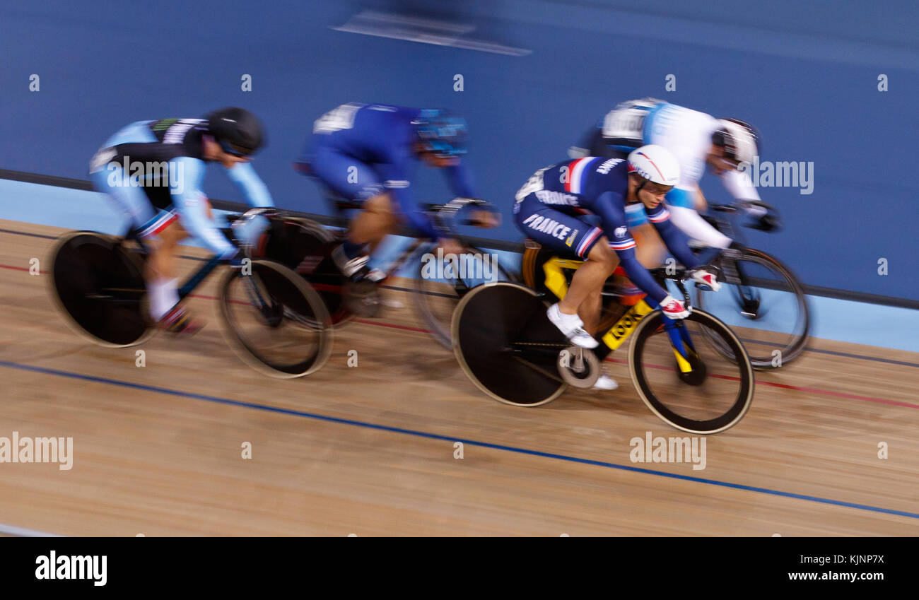 Michael Dalmeida proviene attraverso per vincere il round 1 del Keirin durante il primo round della rivoluzione 2017/18 Serie a Lee Valley Velo Park, Londra. Stampa foto di associazione. Picture Data: Sabato 25 Novembre, 2017. Vedere PA storia ciclismo Londra. Foto di credito dovrebbe leggere: John Walton/filo PA. Foto Stock