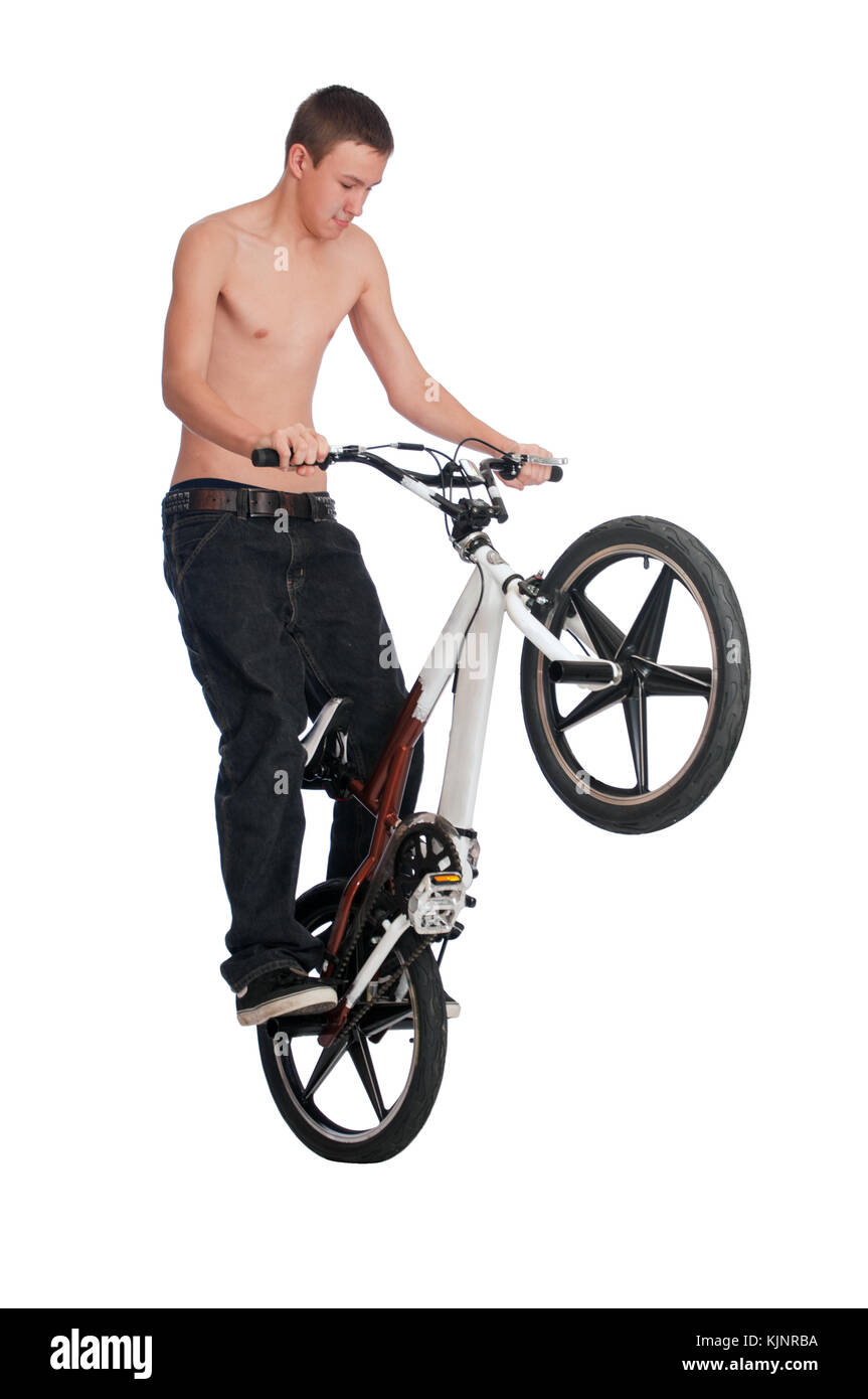 Ragazzo adolescente permanente sulla parte posteriore dei pioli di una BMX  bici mentre eseguono acrobazie Foto stock - Alamy