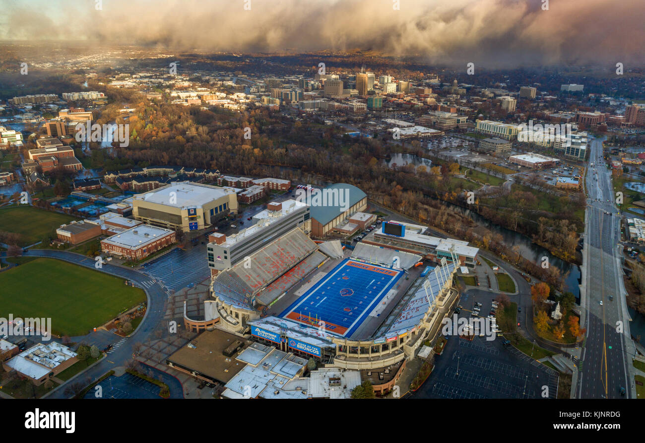 Boise, Idaho Stati Uniti: 24 novembre 2017 - luce del sole mattutino sullo stadio di calcio Boise State con la città di Boise Foto Stock