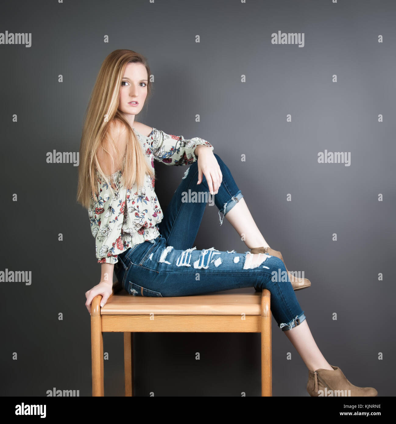Piuttosto giovane donna con capelli biondi rilassante mentre si è seduti. Foto Stock