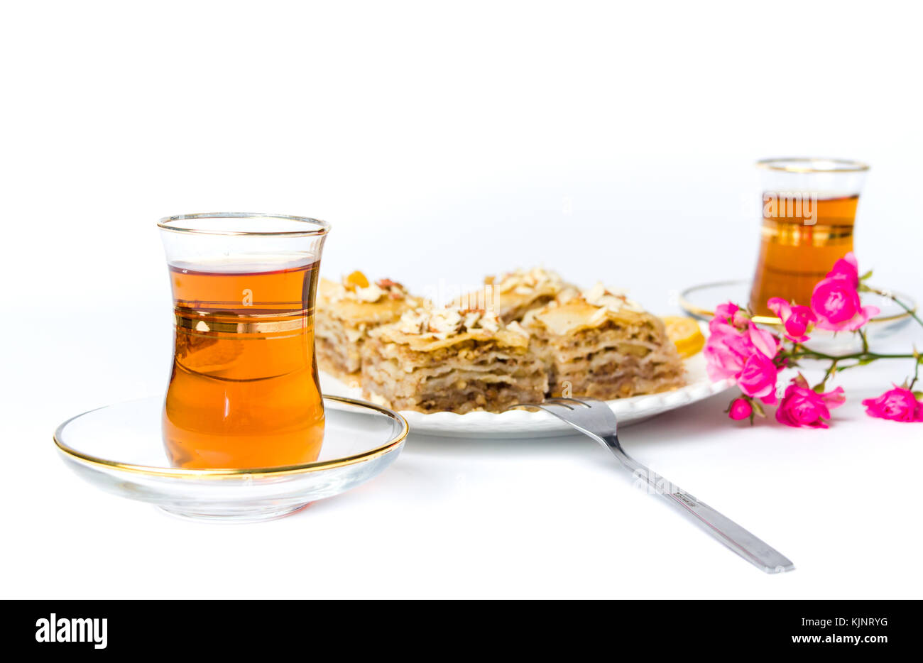 Il Baklava dessert fette con dadi su sfondo bianco Foto Stock