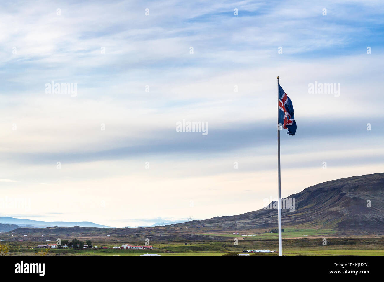 Viaggio in Islanda - bandiera islandese e il paesaggio vicino lago kerid nella sera di settembre Foto Stock
