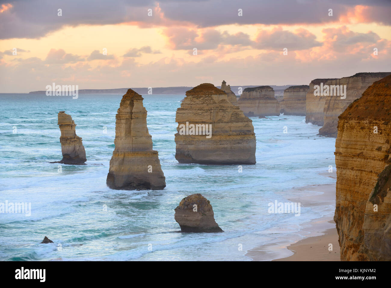 Tramonto a dodici apostoli, Great Ocean Road, Parco Nazionale di Port Campbell, Victoria, Australia Foto Stock