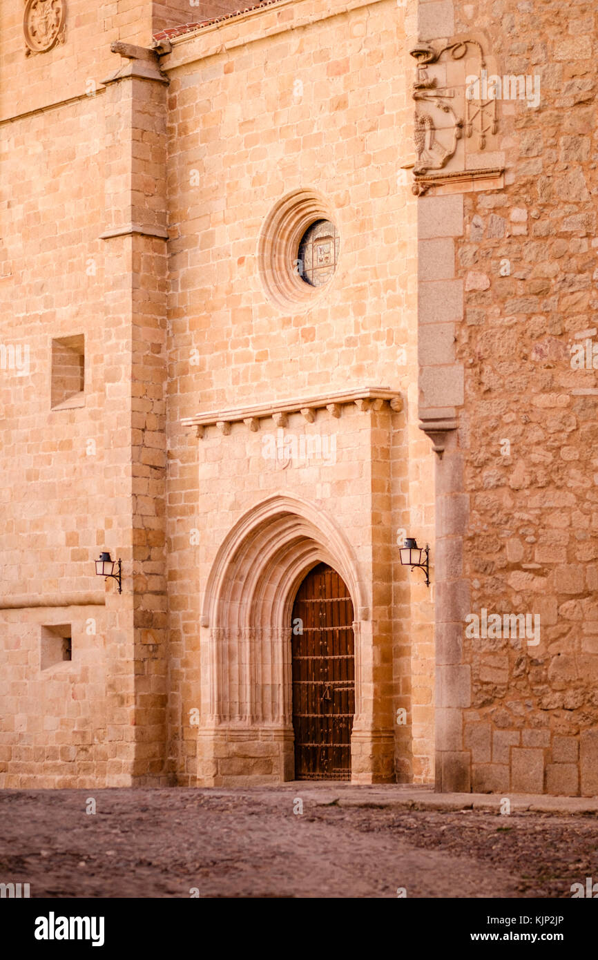 Porte in legno caceres città monumentale in Estremadura di Spagna Foto Stock
