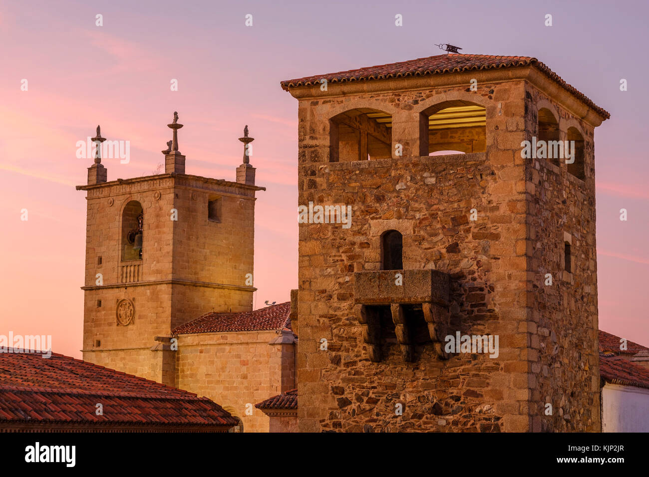 Caceres città monumentale al tramonto in Estremadura di Spagna Foto Stock