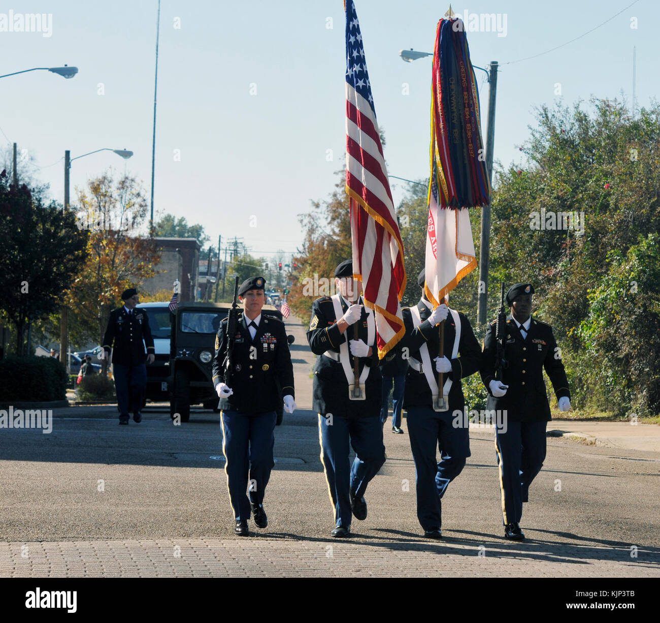 Stati Uniti Esercito di soldati di riserva dalla sede centrale e sede Company, 412 Ingegnere teatro di comando (TEC), basato in Vicksburg, Miss., formano una protezione di colore a marzo a veterani del giorno Parade di Vicksburg nov. 11, 2017. Essi sono Master Sgt. Kimberly Jones, sinistra, Master Sgt. Michael Christy, SPC. Otis Parker, IV, e lo Staff Sgt. Latavia Wint. Equitazione in guerra mondiale II-ser Jeep Willys era Brig. Gen. Donna Williams, vice comandante generale del TCE. I soldati sono stati ricordando i milioni di uomini e donne che hanno servito la nostra nazione in guerra e pace. (U.S. La riserva di esercito Foto di Sgt. 1° Cla Foto Stock