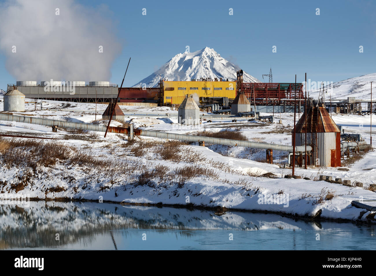 Vista invernale della centrale geotermica Mutnovskaya (Mutnovskaya GeoPP-1) Geotherm (RusHydro) che utilizza energia geotermica per produrre elettricità in Russia Foto Stock