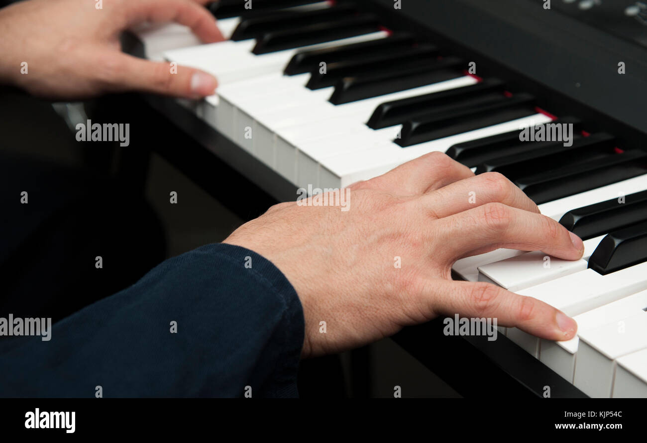 Suonare il pianoforte Foto Stock