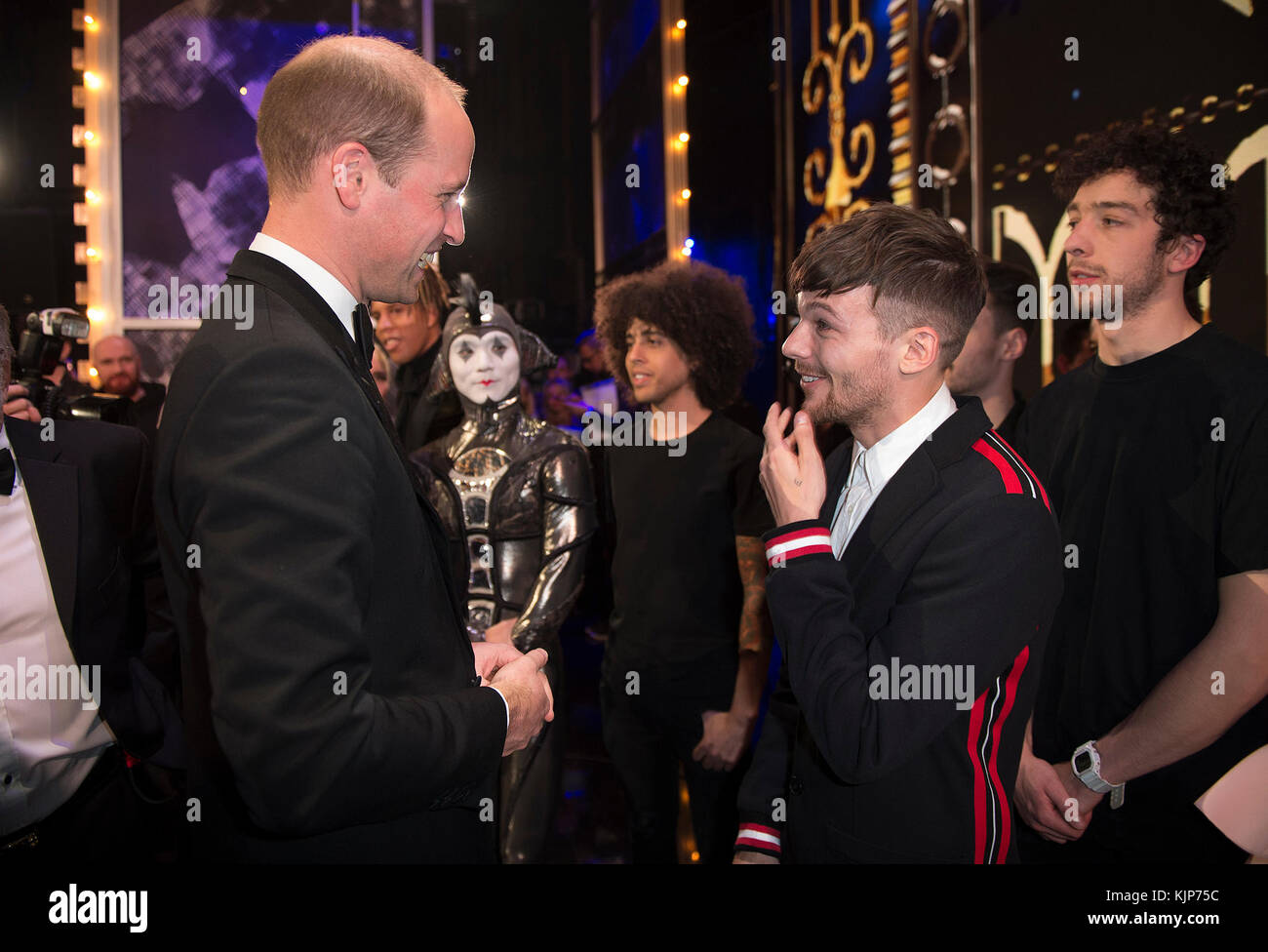 Il Duca di Cambridge incontra Louis Tomlinson sul palco del Royal Variety Performance al London Palladium nel centro di Londra. Foto Stock