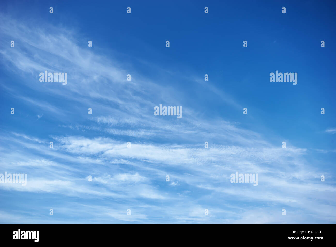 Profondo cielo blu e nuvole a giornata di sole Foto Stock