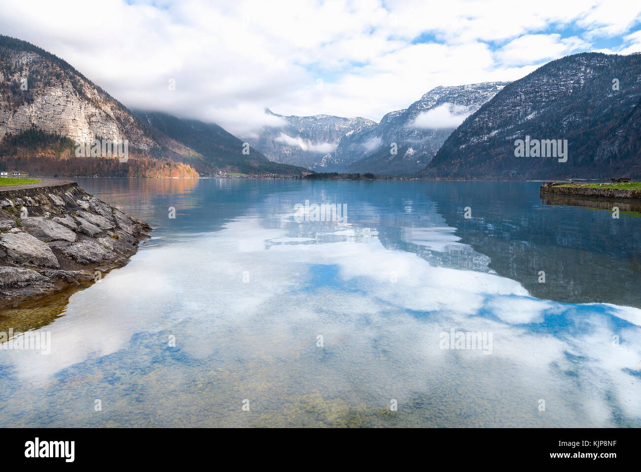 Destinazioni di viaggio con le maestose Alpi calcaree a nord e il loro riflesso nel lago hallstatter acqua, situato in hallstatt, Austria Foto Stock