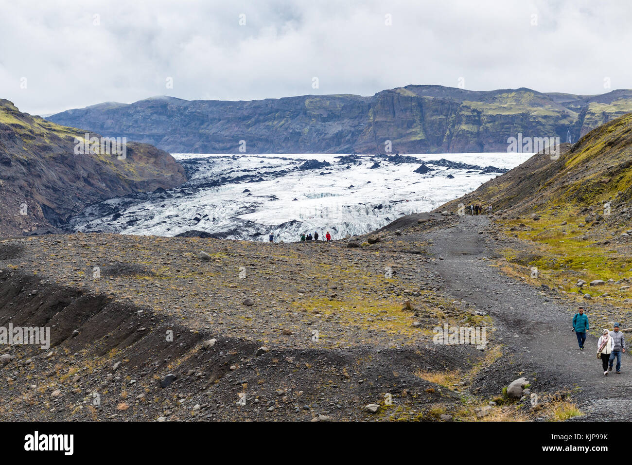 Kalta geopark, Islanda - 9 settembre 2017: turisti sul percorso al ghiacciaio solheimajokull (sud lingua glaciale di myrdalsjokull tappo di ghiaccio) in katla geopar Foto Stock