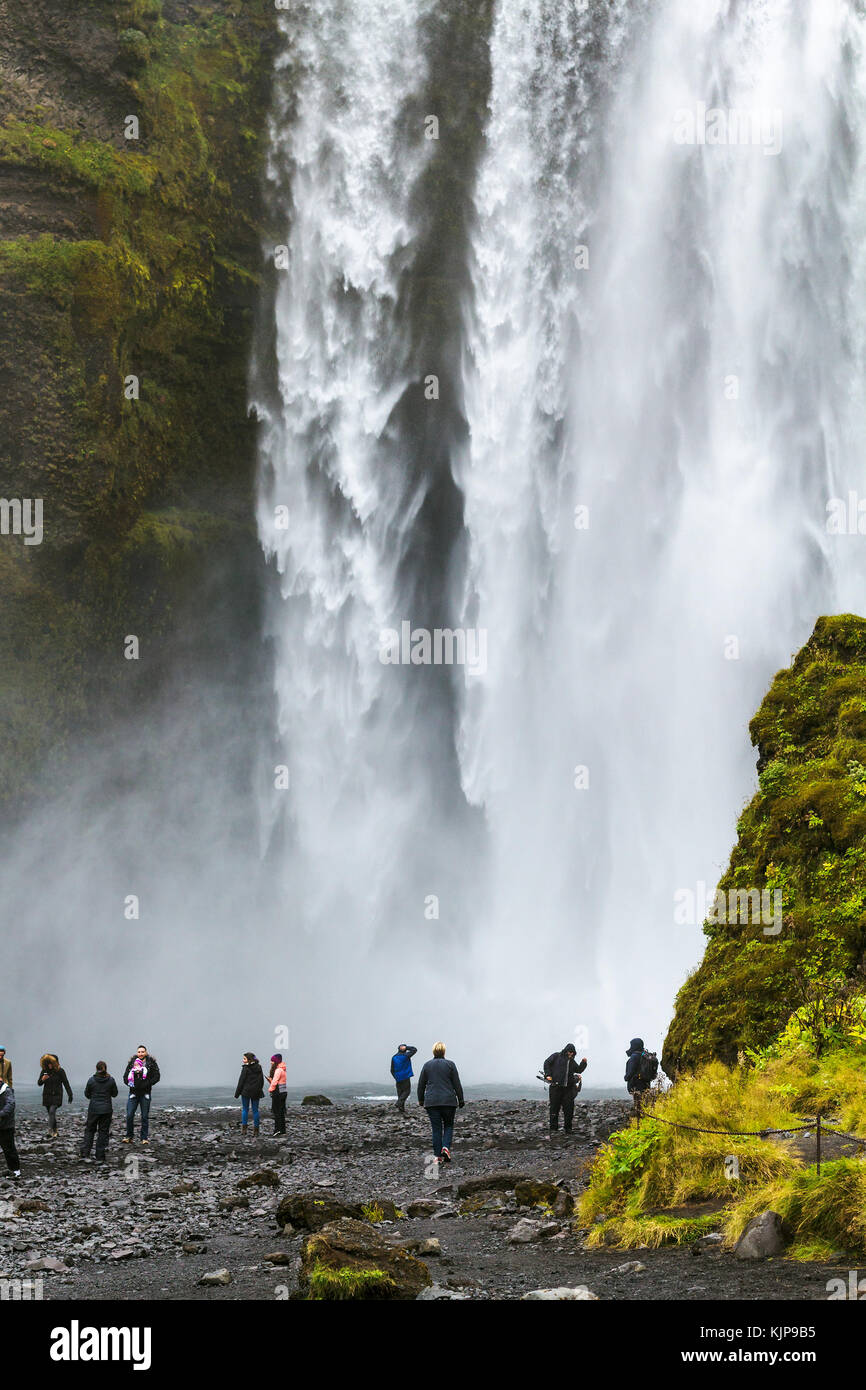 Skogar, Islanda - 9 settembre 2017: turisti vicino alla cascata skogafoss in katla geoparco in autunno. skogafoss è uno dei più grandi cascate in c Foto Stock