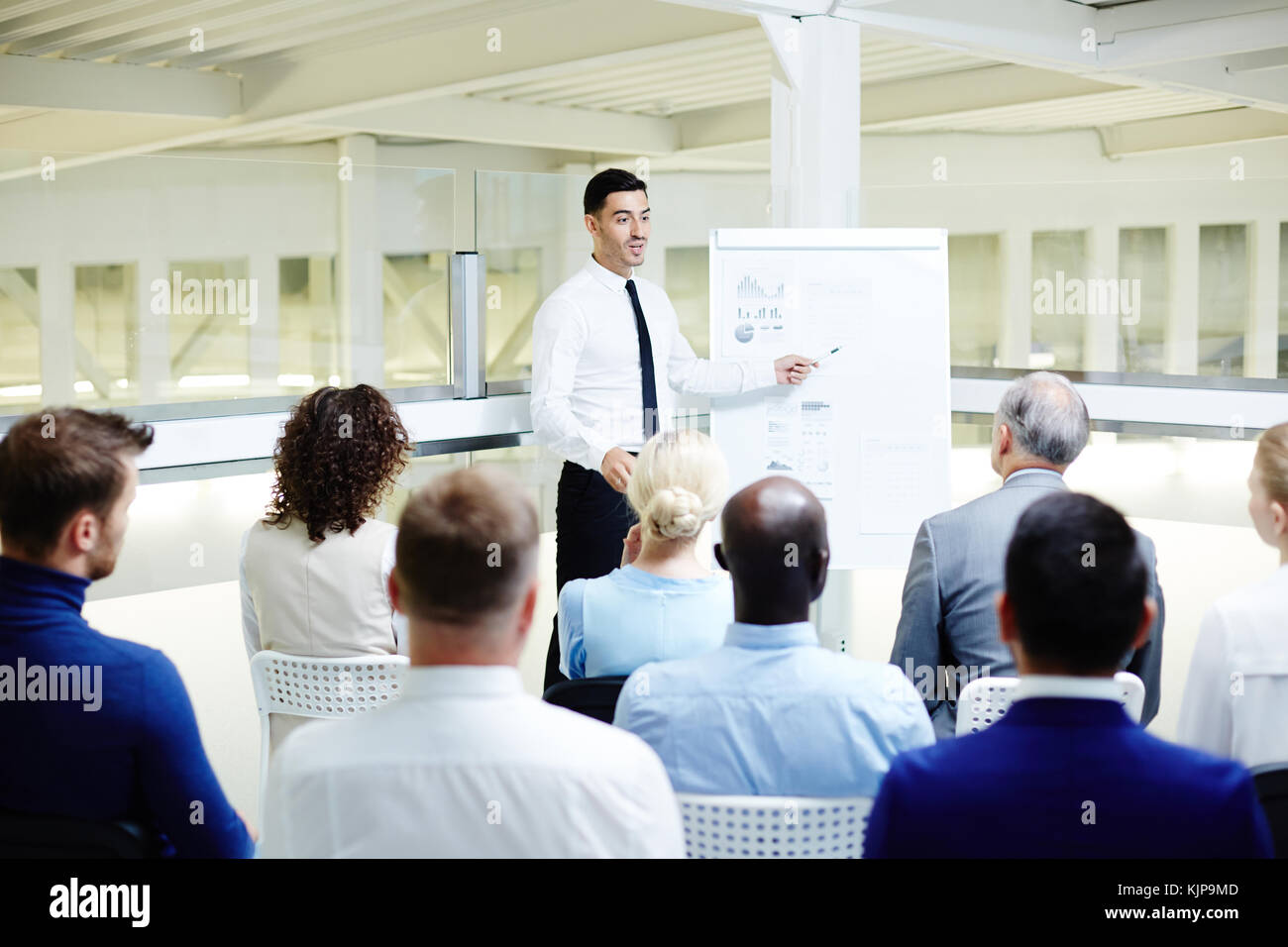 Evento educativo in sala conferenza - assistenti di ascoltare un discorso di giovani fiduciosi finanziere esperto o condividere le sue strategie di lavoro Foto Stock