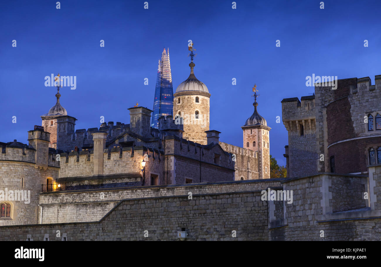 Paesaggio urbano di notte con la torre di Londra, ufficialmente la sua majestys palazzo reale e fortezza della Torre di Londra. Foto Stock