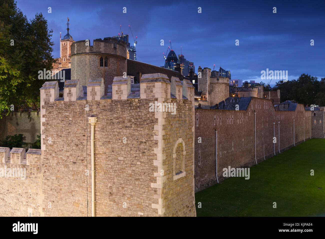 Torre di Londra di notte, ufficialmente la sua majestys palazzo reale e fortezza della Torre di Londra Foto Stock