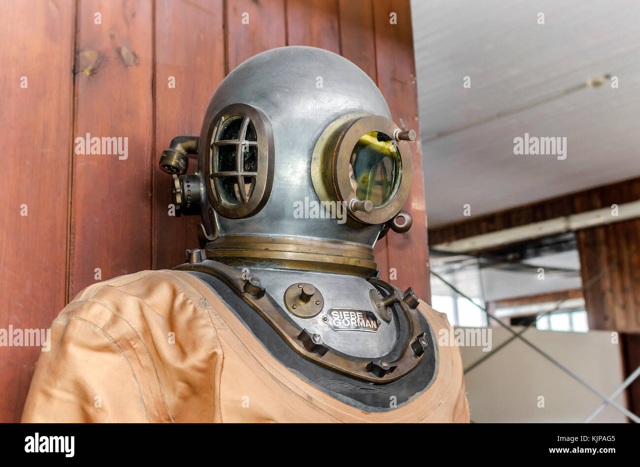 Zagabria, Croazia - Luglio 18, 2017: tuta vintage di un subacqueo. museo tecnico a Zagabria in Croazia. Foto Stock