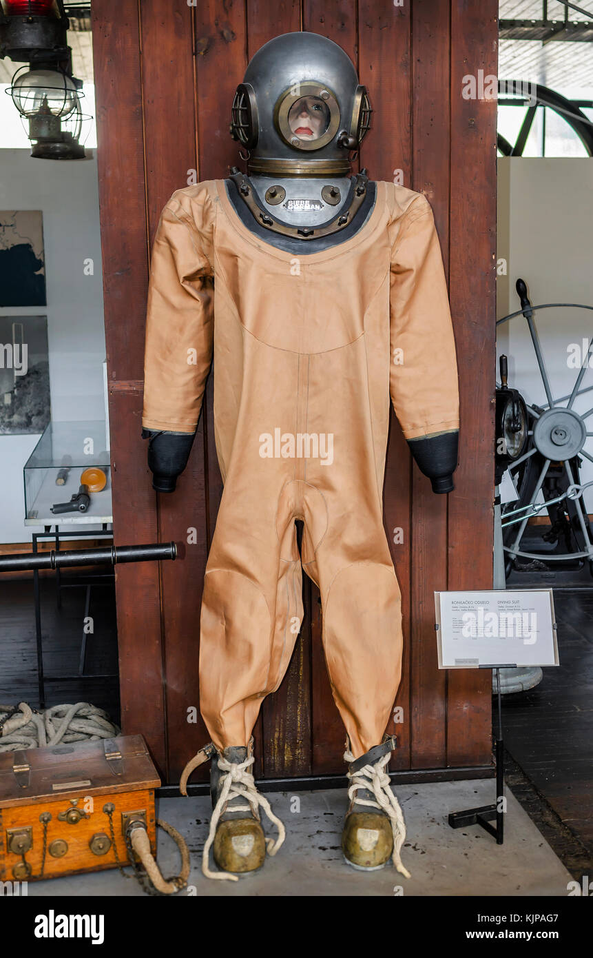 Zagabria, Croazia - Luglio 18, 2017: tuta vintage di un subacqueo. museo tecnico a Zagabria in Croazia. Foto Stock