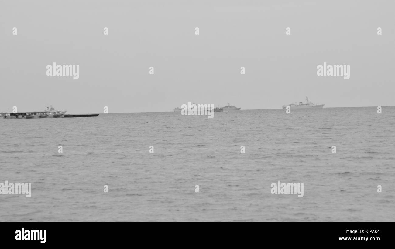 50th Anniversary ASEAN International Fleet Review 2017 navi della Marina nel Golfo della Thailandia fotografate in una giornata piovosa difficile da vedere Foto Stock
