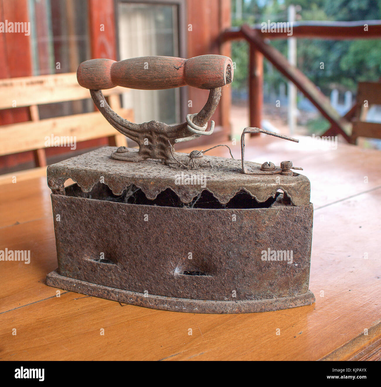 Antico ferro carbone con filtro effetto retro vintage stile : Ferro e asse  da stiro utilizzando carbone tradizionale calore ardente : sfondo sfocato :  selezionare Foto stock - Alamy