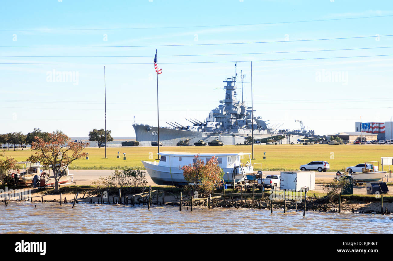 Mobile, Alabama, Stati Uniti d'America - 19 novembre 2017: USS Alabama battleship memorial park ormeggiata al porto sotto un cielo blu. solo uso editoriale. Foto Stock