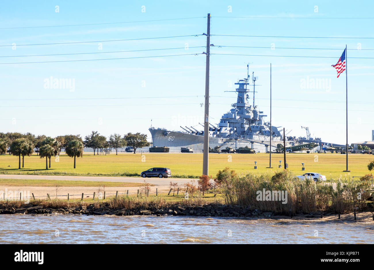 Mobile, Alabama, Stati Uniti d'America - 19 novembre 2017: USS Alabama battleship memorial park ormeggiata al porto sotto un cielo blu. solo uso editoriale. Foto Stock