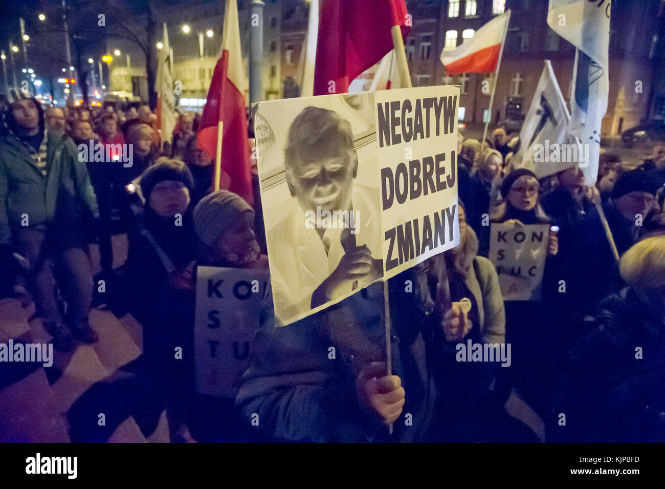 Gdansk, Polonia. 24 Novembre, 2017. Poster Jaroslaw Kaczynski come un negativo di buona cambiare ruring una protesta contro le nuove riforme giudiziarie in Polonia. Gdansk, Polonia. 24 nov 2017 © Wojciech Strozyk / Alamy Live News Foto Stock