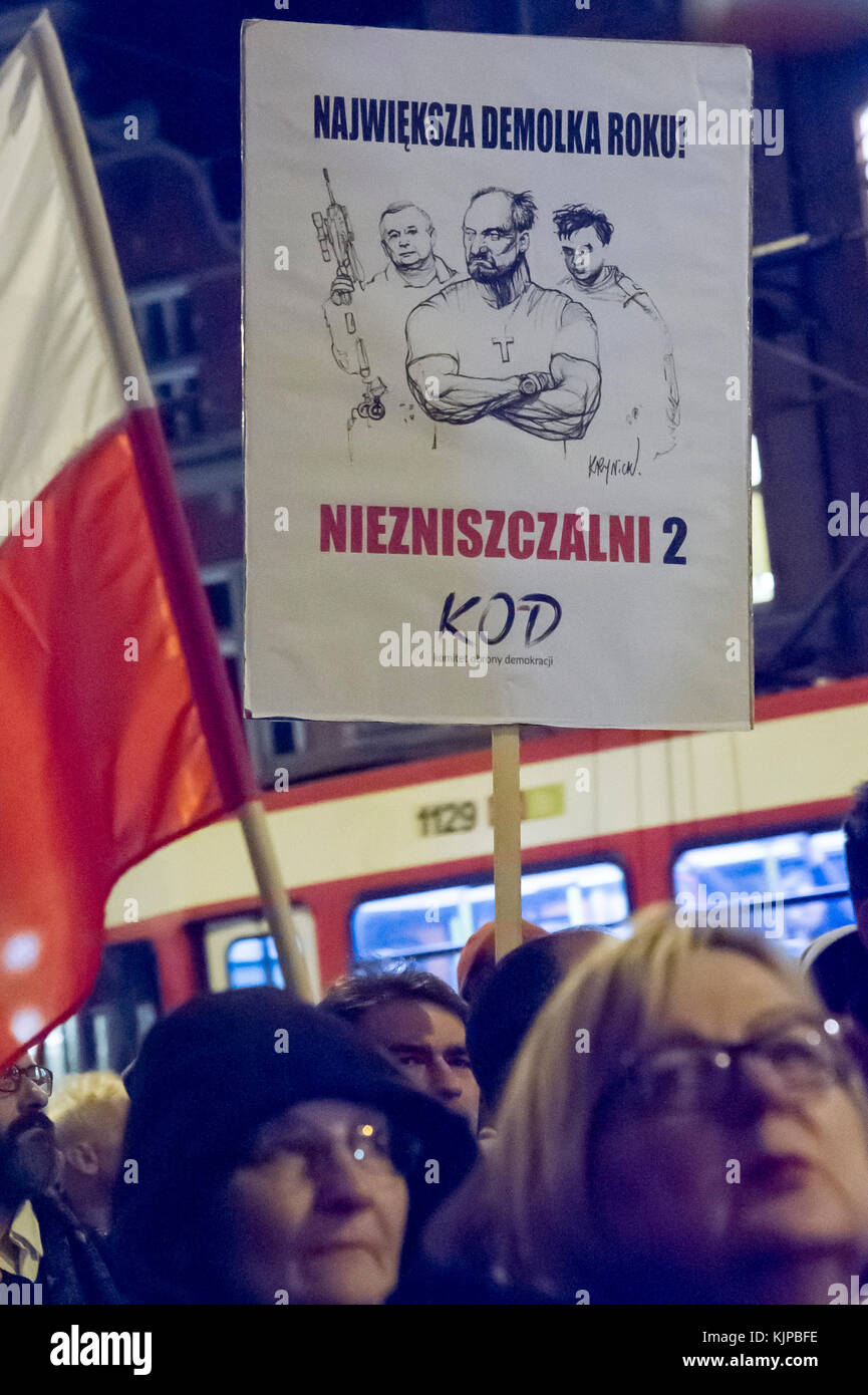 Gdansk, Polonia. 24 Novembre, 2017. Poster la demolizione più grande dell'anno Jaroslaw Kaczynski, Antoni Macierewicz, Zbigniew Ziobro in sostituzione delle parti soggette a usura 2 durante la protesta contro le nuove riforme giudiziarie in Polonia. Gdansk, Polonia. 24 nov 2017 © Wojciech Strozyk / Alamy Live News Foto Stock