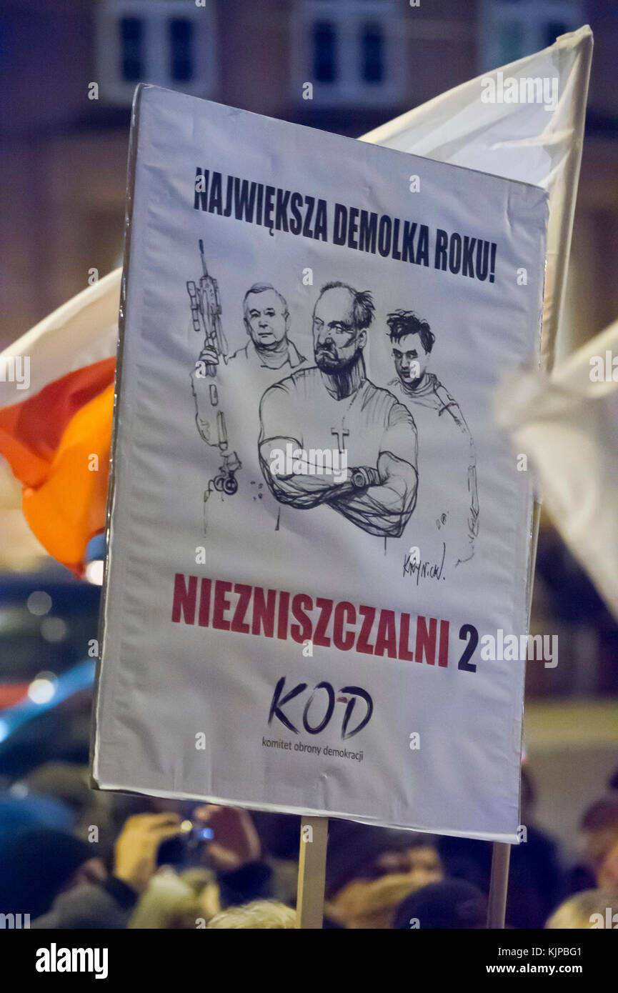 Gdansk, Polonia. 24 Novembre, 2017. Poster la demolizione più grande dell'anno Jaroslaw Kaczynski, Antoni Macierewicz, Zbigniew Ziobro in sostituzione delle parti soggette a usura 2 durante la protesta contro le nuove riforme giudiziarie in Polonia. Gdansk, Polonia. 24 nov 2017 © Wojciech Strozyk / Alamy Live News Foto Stock