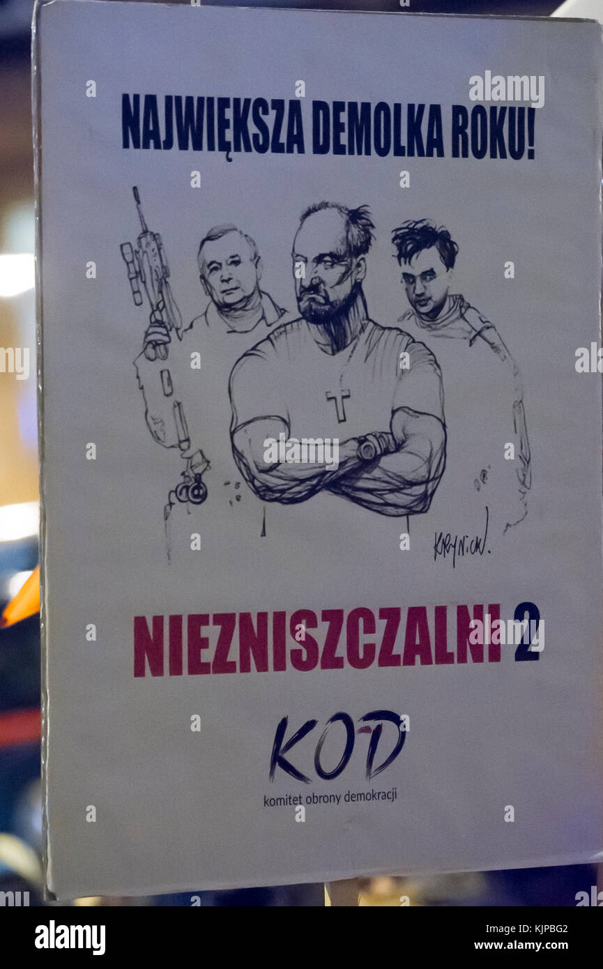 Gdansk, Polonia. 24 Novembre, 2017. Poster la demolizione più grande dell'anno Jaroslaw Kaczynski, Antoni Macierewicz, Zbigniew Ziobro in sostituzione delle parti soggette a usura 2 durante la protesta contro le nuove riforme giudiziarie in Polonia. Gdansk, Polonia. 24 nov 2017 © Wojciech Strozyk / Alamy Live News Foto Stock