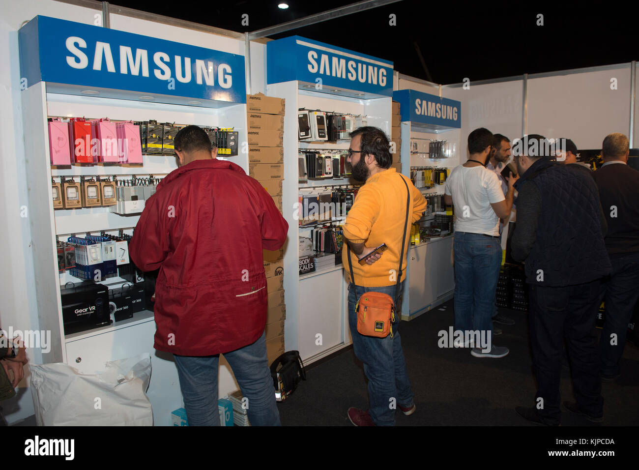 Biel, Beirut, Libano. 24 Novembre, 2017. Gli amanti dello shopping a Samsung cellulari stand all'interno del Venerdì nero mercato Beirut Libano credito : Mohamad Itani/Alamy Live News Foto Stock