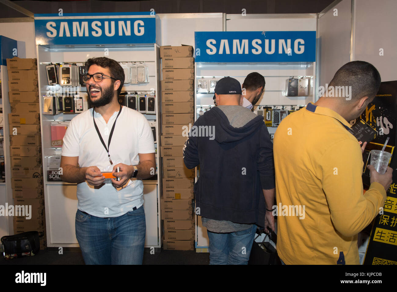 Biel, Beirut, Libano. 24 Novembre, 2017. Samsung mobile stand all'interno del Venerdì nero mercato Beirut Libano credito : Mohamad Itani/Alamy Live News Foto Stock