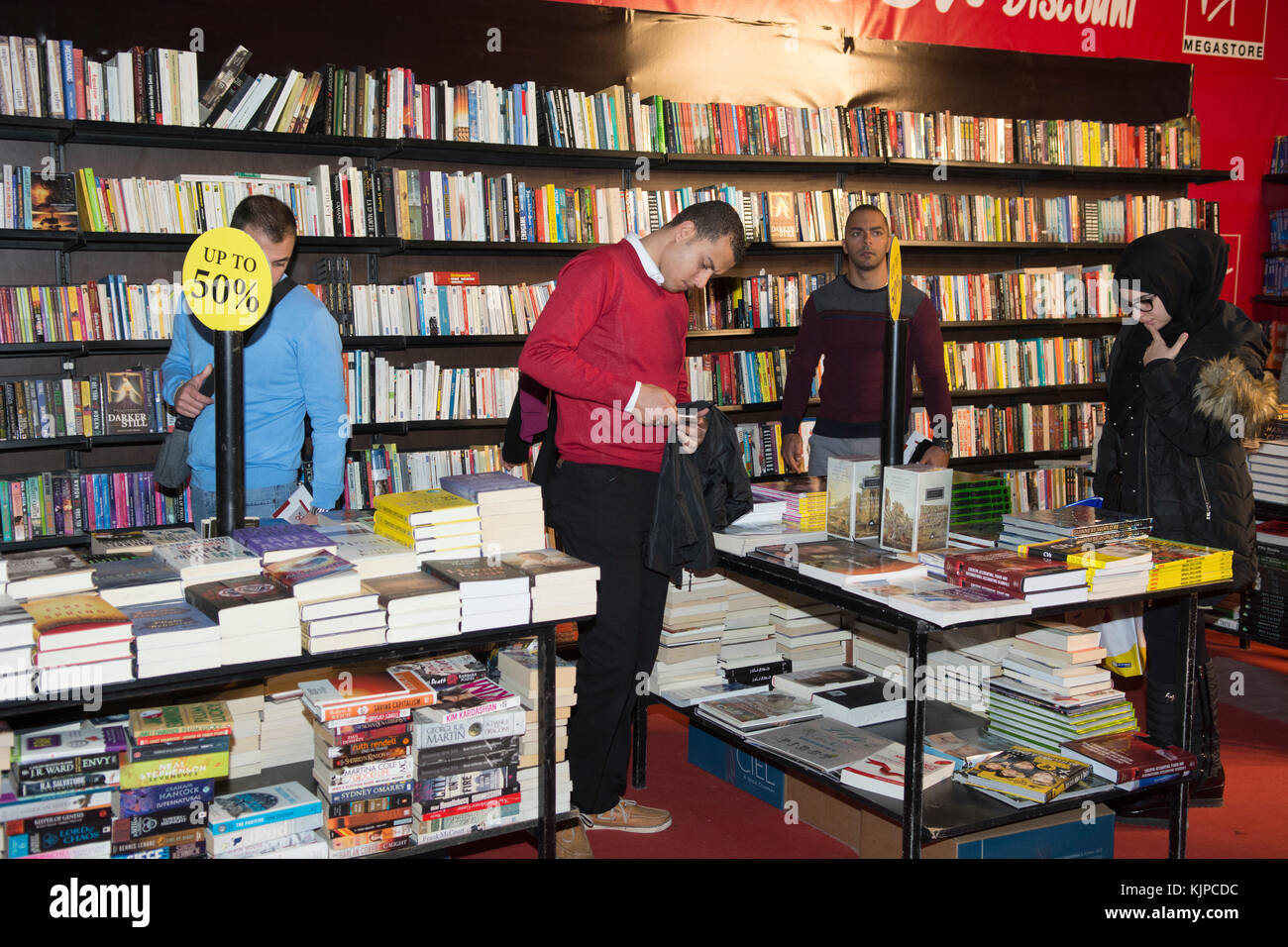Biel, Beirut, Libano. 24 Novembre, 2017. Persone che acquistano libri al Venerdì nero mercato Beirut Libano credito : Mohamad Itani/Alamy Live News Foto Stock