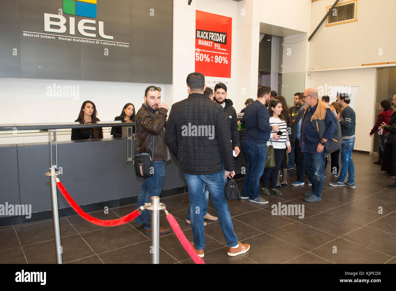 Biel, Beirut, Libano. 24 Novembre, 2017. Beirut Libano persone al tavolo di registrazione per il Venerdì nero del mercato del credito : Mohamad Itani/Alamy Live News Foto Stock