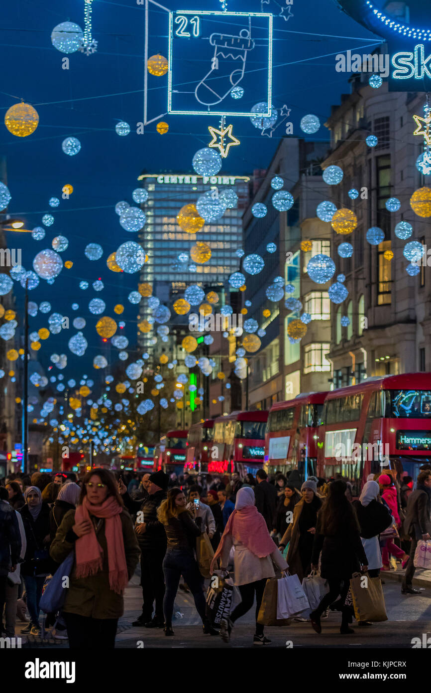 Londra, Regno Unito. 24 Novembre, 2017. Shoppers godetevi le luci di Natale e cram in Oxford Street, appena prima del terrore avviso. Venerdì nero offerte da dettaglianti a Oxford street. Londra 24 Nov 2017 Credit: Guy Bell/Alamy Live News Foto Stock