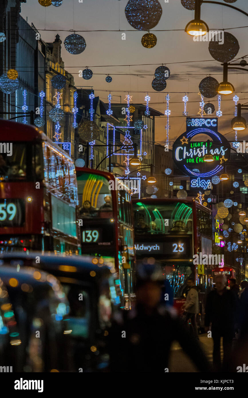 Londra, Regno Unito. 24 Novembre, 2017. Shoppers godetevi le luci di Natale e cram in Oxford Street, appena prima del terrore avviso. Venerdì nero offerte da dettaglianti a Oxford street. Londra 24 Nov 2017 Credit: Guy Bell/Alamy Live News Foto Stock